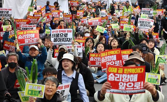 지난 3월30일 오후 서울 중구 세종대로에서 촛불행동 회원들이 정권 규탄 집회를 하고 있다. 사진=뉴시스