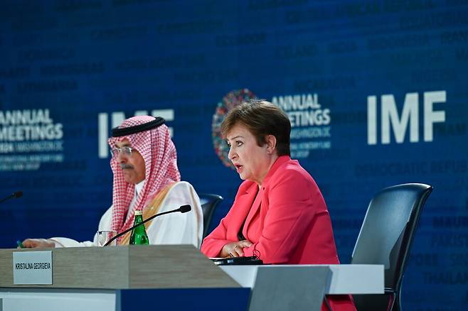 지난 10월26일 미국 워싱턴DC에서 열린 국제통화기금(IMF)·세계은행(WB) 연차총회에서 게오르기에바 국제통화기금 총재와 알-자단 사우디아라비아 재무장관이 발언하고 있다 EPA 연합뉴스