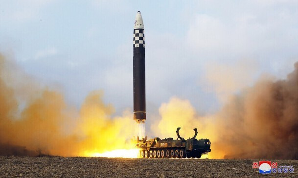 북한의 대륙간탄도미사일(ICBM) 발사 모습. 조선중앙통신 연합뉴스