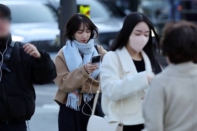 전날보다 아침 최저 기온이 10도이상 떨어진 5일 오전 서울 종로구 광화문광장에서 시민들이 두꺼운 옷차림을 한 채 걸어가고 있다. 정용일 선임기자 yongil@hani.co.kr