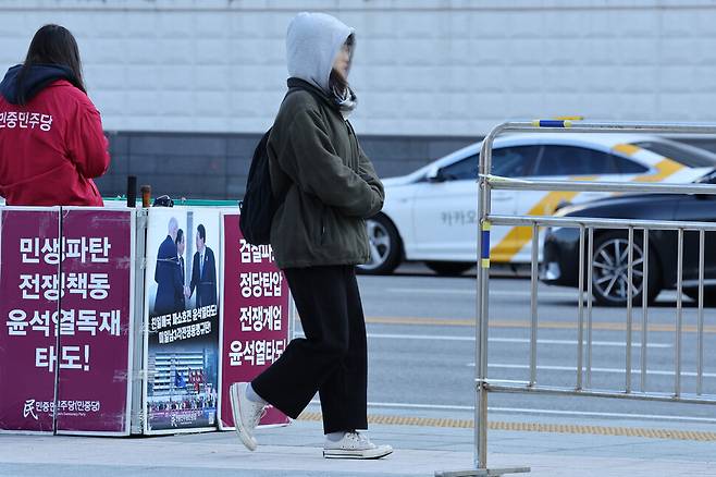 전날보다 아침 기온이 10도이상 떨어진 5일 오전 서울 종로구 광화문광장에서 시민들이 두꺼운 옷차림을 한 채 걸어가고 있다. 정용일 선임기자