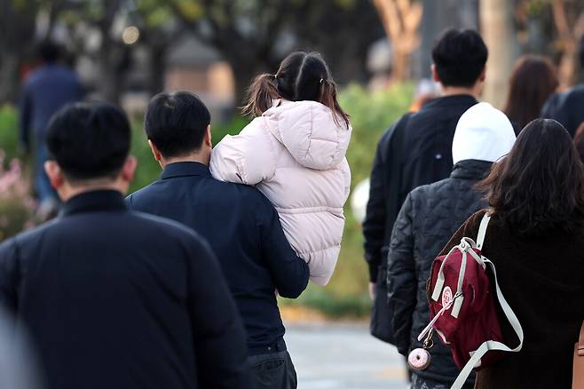 전날보다 아침 기온이 10도이상 떨어진 5일 오전 서울 종로구 광화문광장에서 시민들이 두꺼운 옷차림을 한 채 걸어가고 있다. 정용일 선임기자