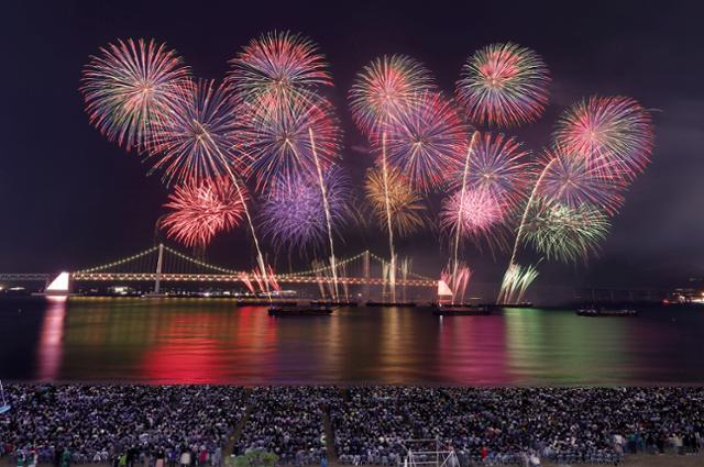 지난해 11월 4일 오후 부산 광안리해수욕장 일대에서 열린 제18회 부산불꽃축제에서 화려한 불꽃이 가을 밤바다를 수놓고 있다. 연합뉴스