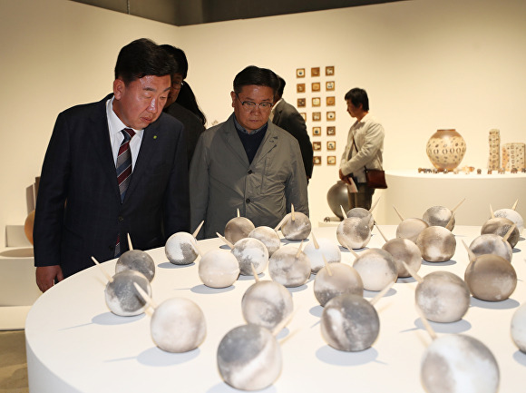 5일 개막한 한국공예관의 하반기 기획전 ‘네 가지, 그러한 것’에서 이범석(왼쪽) 청주시장과 문길곤 청주예총 회장이 전시 작품을 둘러보고 있다. [사진=청주시]