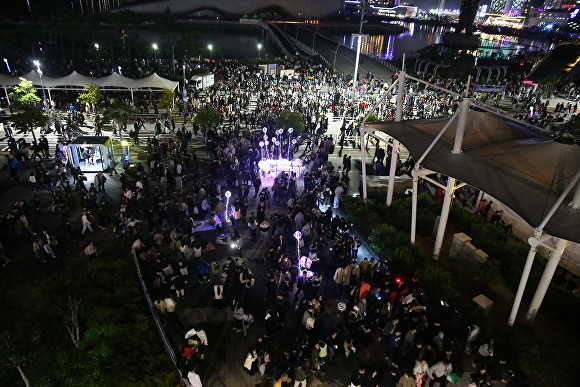 지난 2일 폐막한 2024 여수밤바다불꽃축제장이 많은 관광객들로 가득차 있다. [사진=여수시]