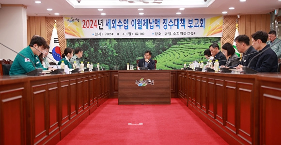 지난 4일 개최된 2024년 전라남도 보성군 세외수입 이월체납액 징수대책 보고회에서 서형빈 부군수(가운데)와 관계자들이 논의를 하고 있다. [사진=보성군]