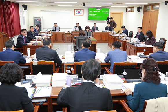 교육위원회의 충북교육청 행정사무감사 모습. [사진=충북도의회]