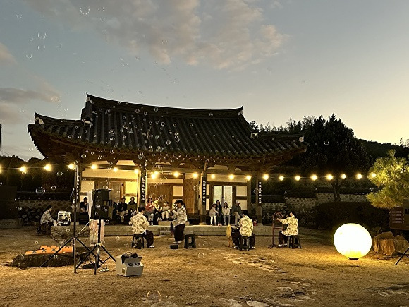 지난 3일 경상남도 함안군 군북면 서산서원에서 '향교·서원의 밤편지' 행사가 열리고 있다. [사진=경상남도 함안군]