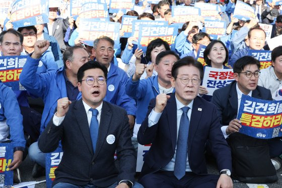 더불어민주당 이재명 대표(오른쪽), 박찬대 원내대표가 2일 서울 중구 서울역 일대에서 더불어민주당 주최로 열린 김건희 윤석열 국정농단 규탄·특검 촉구 국민행동의날에 참가해 구호를 외치고 있다. 연합뉴스