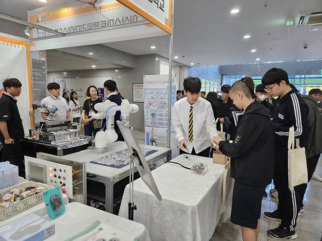 충남 아산스마트팩토리마이스터고(이하 아산마이스터고)가 기획·주관한 영마이스터 학술제가 오는 6~7일 대전 국립중앙과학관에서 열린다. 사진은 지난해 학술제 모습. 아산마이스터고 제공