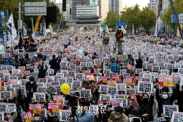 전국에서 모인 촛불행동 참가자들이 2022년 10월 22일 서울 중구 시청역 일대에서 윤석열 대통령의 퇴진과 김건희 여사의 특검을 요구하며 집회를 열고 있다. 문재원 기자