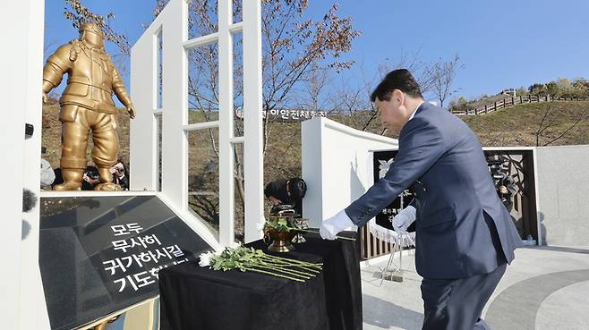 김관영 전북지사가 5일 전북 임실군 119안전체험관에서 열린 ‘순직 소방공무원 추모시설 제막식 및 추모행사’에서 헌화하고 있다. 전북소방본부 제공