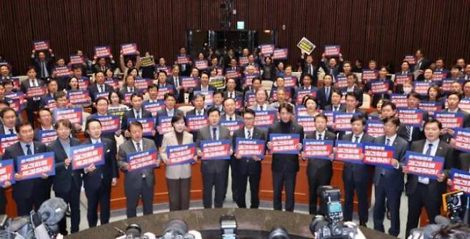 Members of DD are shouting slogans at the National Assembly on November 4, demanding a special prosecutor investigation and President Yoon’s explanation on Myung Tae-kyun Gate.