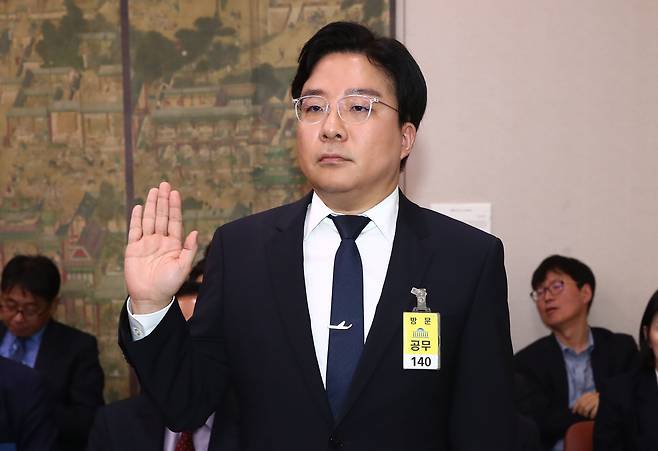 HYBE COO Kim Tae-ho testifies at a National Assembly audit on Oct. 24. [NEWS1]