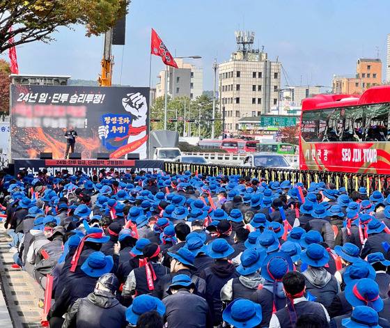 Hundreds of Hyundai Transys workers stage a protest in front of Hyundai Motor's headquarters in Yangje, southern Seoul, on Oct. 28. [JOONGANG ILBO]