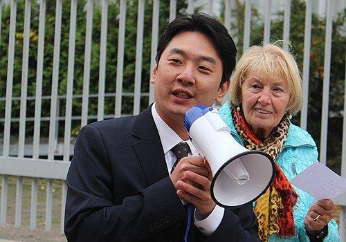 Choi Jin-young, the son of South Korean Christian missionary Choi Chun-gil, who has been detained in North Korea for 10 years, urges the North to release his father during a rally in front of the North Korea embassy in Berlin on Oct. 31. [YONHAP]