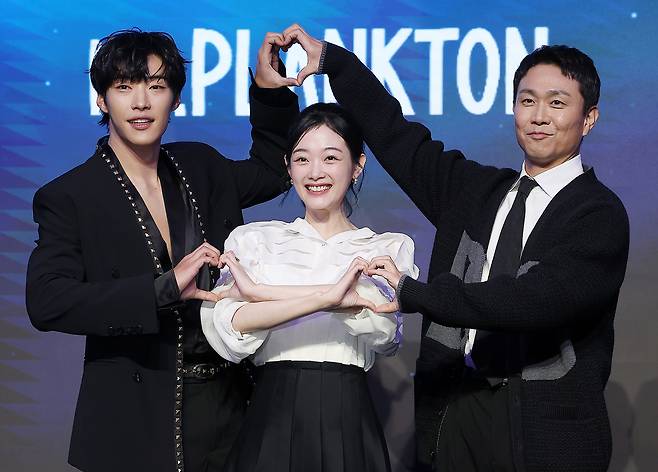 From left, actors Woo Do-hwan, Lee You-mi and Oh Jung-se pose for a photo during a press conference for Netflix's romantic comedy series ″Mr. Plankton″ held in Mapo District, western Seoul, on Monday. [NEWS1]