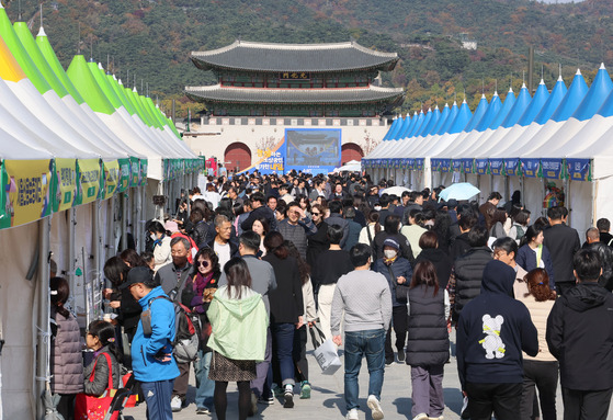 Visitors wander around the 2024 Small Business Day event in Gwanghwamun Square in central Seoul on Tuesday. [YONHAP]