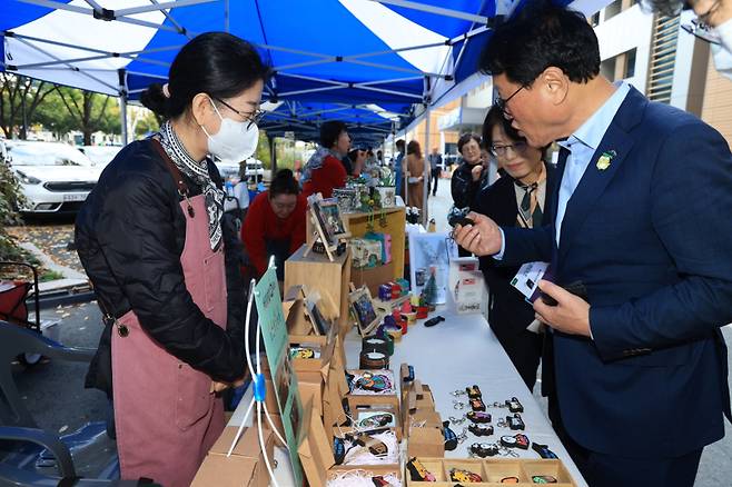 김대권 수성구청장이 수성구 사회적경제 특별판매전 ‘가을엔 위드숍’ 행사장을 찾아 판매 제품을 둘러보고 있다. 수성구청 제공