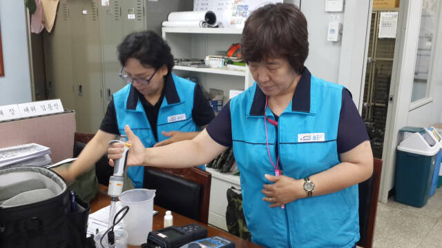 수질검사 요원들이 현장을 찾아 검사 후 정보를 제공하는 수돗물 안심 확인 제도를 실시하고 있다. K-water 파주수도지사 제공