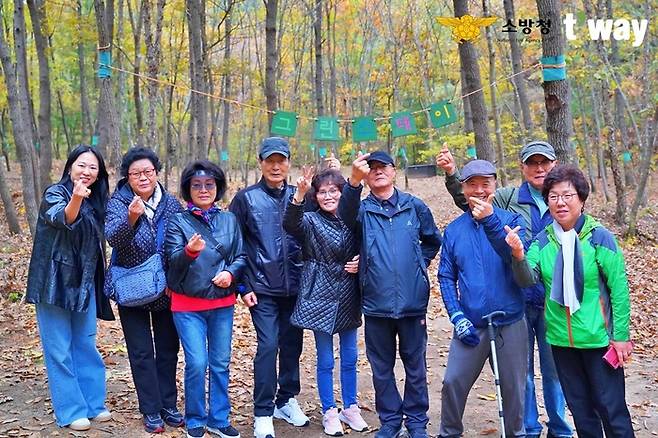 티웨이항공이 지난달 27일부터 29일까지 국립춘천숲체원에서 진행한 ‘눈부신 외출 in 숲’에 참여한 순직 소방공무원 유가족들이 기념 촬영하고 있다. 사진제공=티웨이항공