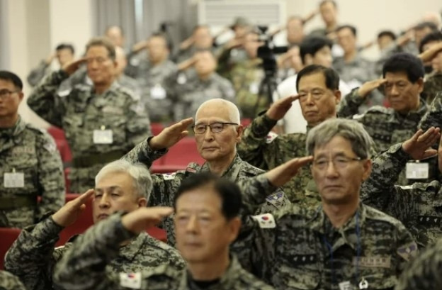 지난 4일 오후 춘천과학화예비군훈련장에서 훈련에 앞서 국기에 경례하고 있는 ‘시니어 아미’ 회원들 [사진 = 연합뉴스]