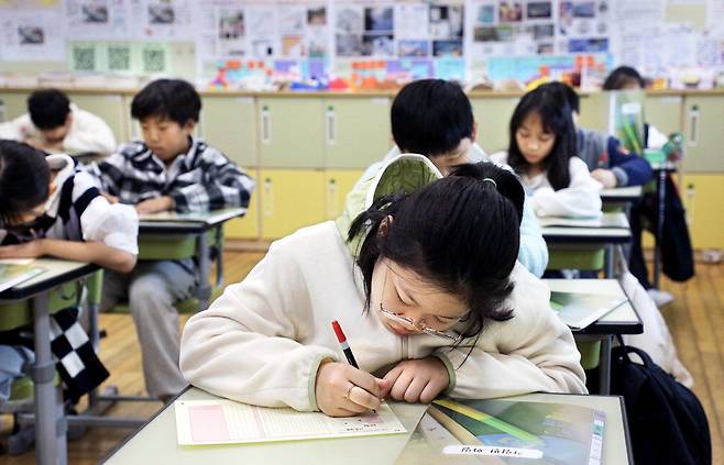 5일 오전 서울 양천구 정목초등학교에서 4학년 학생들이 '2024 서울 학생 문해력·수리력 진단 검사'를 준비하고 있다. 서울시교육청은 학생의 기초학력 보장과 미래 역량 함양을 위해 서울 초·중·고 525개교 학생 9만4000여 명을 대상으로 7일까지 이번 진단 검사를 진행한다.  김호영 기자