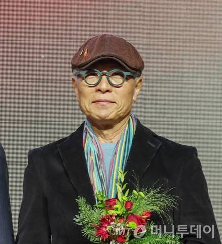 (서울=뉴스1) 민경석 기자 = 22일 서울 강남구 aT센터에서 열린 '제4회 김치의 날' 행사에서 만화가 허영만 씨가 정황근 농림축산식품부 장관으로부터 공로패를 받은 뒤 기념촬영을 하고 있다. 2023.11.22/뉴스1  Copyright (C) 뉴스1. All rights reserved. 무단 전재 및 재배포,  AI학습 이용 금지. /사진=(서울=뉴스1) 민경석 기자