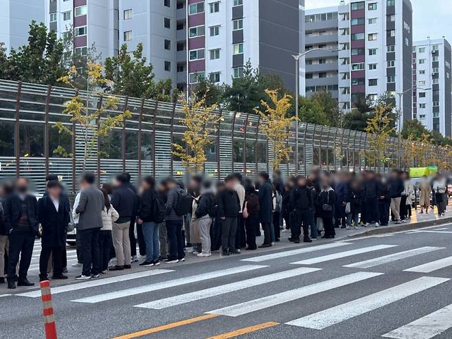 5일 오전 6시30분 동작구 사당동에서 출근 버스를 기다리는 시민들. / 사진=김호빈 기자