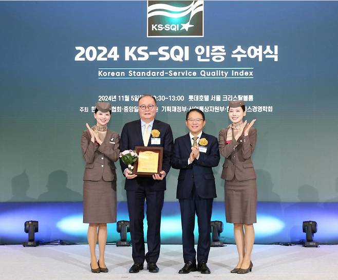 아시아나항공이 「2024 한국서비스품질지수(KS-SQI)」에서 '항공 부문' 1위 항공사로 선정됐다. 김진 아시아나항공 경영관리본부장(왼쪽 두번째)이 5일(화) 서울시 중구 롯데호텔 서울에서 열린 「2024 한국서비스품질지수(KS-SQI)」시상식에 참석해 한국표준협회 강명수 회장(왼쪽 세번째)과 기념 촬영을 하고 있다./사진= 아시아나항공 제공