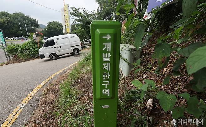 (서울=뉴스1) 김진환 기자 = 정부가 8일 부동산 관계장관회의를 열고 '주거안정을 위한 주택공급 확대방안'을 발표했다.   정부는 수도권 내 그린벨트(개발재한구역)를 해제해 올해와 내년 각각 5만 가구, 3만 가구 등 총 8만가구 규모의 신규 택지를 발굴할 예정이다.   세부 대상지는 오는 11월 발표 예정으로, 당장 오는 13일부터 서울 그린벨트 전역과 인접 수도권 지역 모두 '토지거래허가구역'으로 묶인다.   사진은 이날 그린벨트 해제지로 유력 거론되는 서울 서초구 내곡동 일대 개발제한구역. 2024.8.8/뉴스1  Copyright (C) 뉴스1. All rights reserved. 무단 전재 및 재배포,  AI학습 이용 금지. /사진=(서울=뉴스1) 김진환 기자