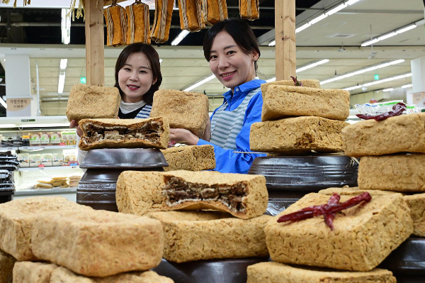 '한국의 장 담그기 문화'가 유네스코 인류무형문화유산에 등재될 전망이다. 사진은 서울 서초구 한 대형마트에서 모델들이 국산 콩으로 빚은 메주를 선보이는 모습. /사진=뉴시스