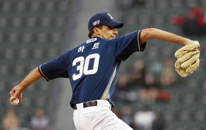 올시즌 KBO NC 다이노스의 에이스로 활약한 카일 하트가 제11회 BNK 부산은행 최동원상 수상자로 선정됐다. NC 선발투수 카일 하트가 역투하는 모습./사진=뉴시스