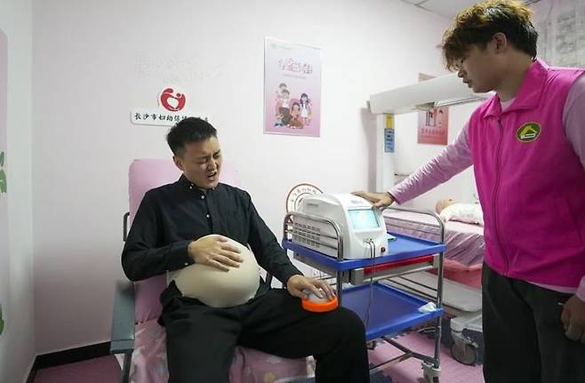 [서울=뉴시스] 해당 거리에는 중국 전통 결혼식 의상을 입고 사랑과 결혼에 대한 수업을 들을 수 있는 '결혼 학교'도 있다. (사진=SCMP) *재판매 및 DB 금지