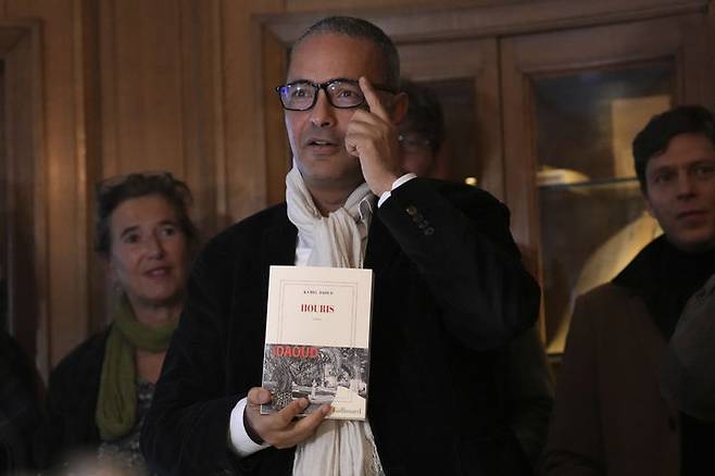 [프랑스=AP/뉴시스]지난 4일(현지시각) 알제리 출신 작가 카멜 다우드가 올해 프랑스 공쿠르상 수상자로 선정됐다.2024.11.05. *재판매 및 DB 금지