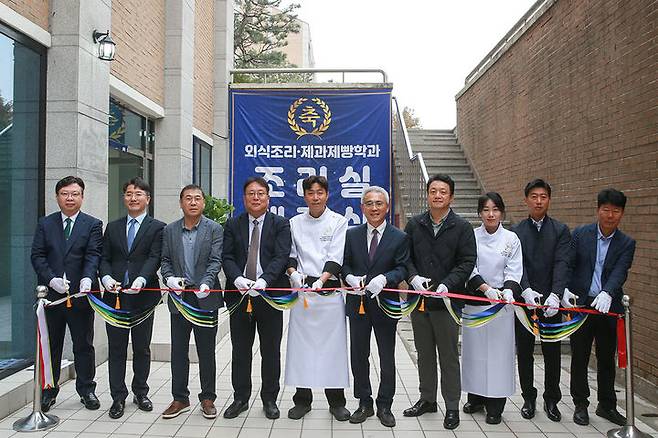 [대전=뉴시스] 목원대학교 외식조리·제과제빵학과 실습실 개관식에서 참석자들이 기념촬영을 하고 있다. (사진=목원대 제공) 2024.11.05. photo@newsis.com   *재판매 및 DB 금지