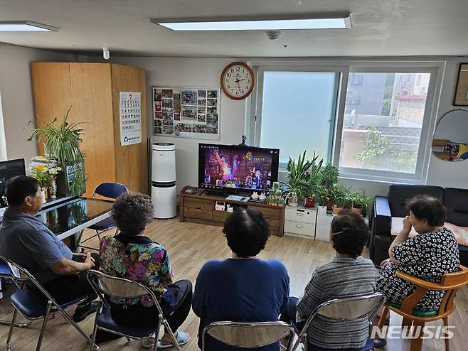 [서울=뉴시스]보건복지부는 경로당의 주5일 식사 제공을 확대하고 이에 따른 지자체의 재정부담을 덜어주기 위해 이 같은 보조금 관리에 관한 법률 시행령을 개정, 이날 공포·시행한다고 밝혔다. 사진은 서울 성북구의 한 경로당. (사진=성북구 제공). 2024.07.09. photo@newsis.com