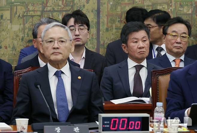 [서울=뉴시스] 고승민 기자 = 유인촌 문화체육관광부 장관과 정몽규 대한축구협회장이 24일 서울 여의도 국회에서 열린 문화체육관광위원회의 문화체육관광부 등 산하 공공기관 등 종합감사에 출석해 자리에 앉아 있다. 2024.10.24. kkssmm99@newsis.com