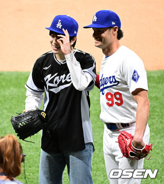 [OSEN=지형준 기자] MLB 월드투어 서울 시리즈 스페셜 게임에서 스트레이 키즈 승민이 시구를 마치고 LA 다저스 조 켈리(오른쪽)와 기념 촬영을 하고 있다. 2024.03.18 /jpnews@osen.co.kr