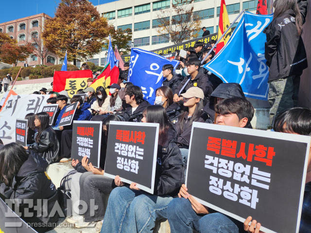 ▲‘경기대학교 올바른 정상화를 위한 학생 비상대책위원회’가 5일 경기대학교에서 전 총장 친인척의 이사진 선정 계획을 반대하는 기자회견을 진행하고 있다. ⓒ프레시안(전승표)