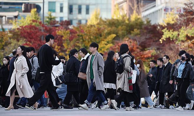 쌀쌀한 아침 기온을 보인 5일 서울 광화문광장에서 시민들이 두꺼운 옷차림을 한 채 걸어가고 있다. 연합뉴스