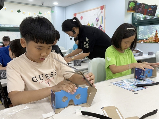 LG이노텍 ‘소재·부품 과학교실’에 참가한 어린이들이 가상현실(VR) 안경을 만들고 있다. LG이노텍 제공