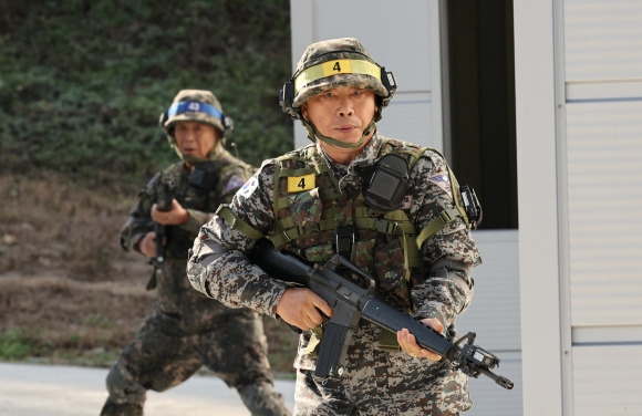 ‘시니어 아미’, 시가지 전투 훈련 체험 - 예비병력이 되겠다며 창단한 ‘시니어 아미’ 회원들이 4일 오후 춘천과학화예비군훈련장에서 시가지 전투 훈련 체험을 하고 있다. 2024.11.4 연합뉴스