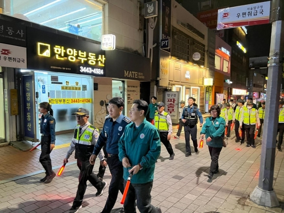 야간 합동 순찰을 하는 민·관·경 관계자들