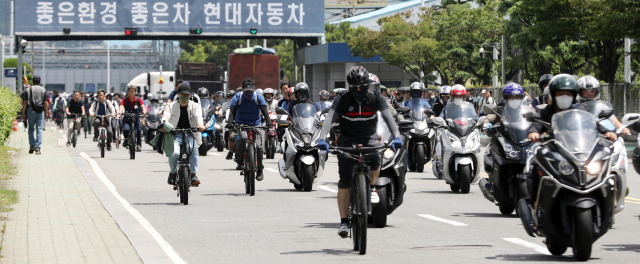 현대자동차 울산공장 명촌정문에서 오전조 근로자들이 퇴근하는 모습. 뉴스1