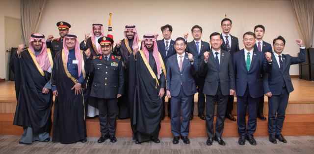 김용현(오른쪽 네번째) 국방부 장관이 5일 압둘라 빈 반다르 알 사우드(Abdullah bin Bandar Al Saud) 사우디아라비아 국가방위부 장관과 양자회담에 앞서 양국 관계관들과 함께 기념사진을 촬영하고 있다. 사진 제공=국방부