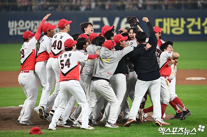 28일 오후 광주기아챔피언스필드에서 열린 '2024 신한 SOL Bank KBO 한국시리즈' 삼성 라이온즈와 KIA 타이거즈의 5차전 경기, KIA가 7:5의 스코어로 승리하며 7년 만에 통합 우승을 이뤄냈다.  경기 종료 후 KIA 선수들이 그라운드에서 기쁨을 나누고 있다. 엑스포츠뉴스 DB