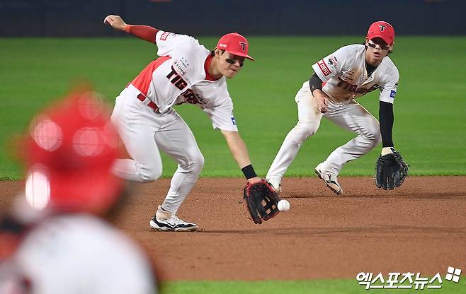 28일 오후 광주기아챔피언스필드에서 열린 '2024 신한 SOL Bank KBO 한국시리즈' 삼성 라이온즈와 KIA 타이거즈의 5차전 경기, 6회초 2사 1루 KIA 3루수 김도영이 삼성 이재현의 땅볼 타구를 낚아채고 있다. 엑스포츠뉴스 DB