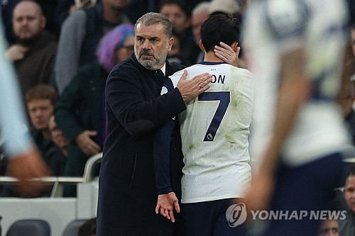 토트넘 홋스퍼는 3일(한국시간) 영국 런던 토트넘 홋스퍼 경기장에서 열린 애스턴 빌라와의 2024-2025시즌 잉글리시 프리미어리그 10라운드 홈경기에서 4-1 역전승을 거뒀다. 이날 부상 복귀전을 가진 손흥민은 후반 11분 조기 교체되자 불만을 드러냈는데 전 토트넘 선수 제이미 래드냅은 손흥민의 행동을 지적했다. 연합뉴스