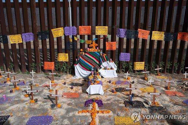 미국·멕시코 국경 장벽에 설치된 '죽은 자의 날'(멕시코 명절) 제단 [티후아나 AFP=연합뉴스. 재판매 및 DB 금지]